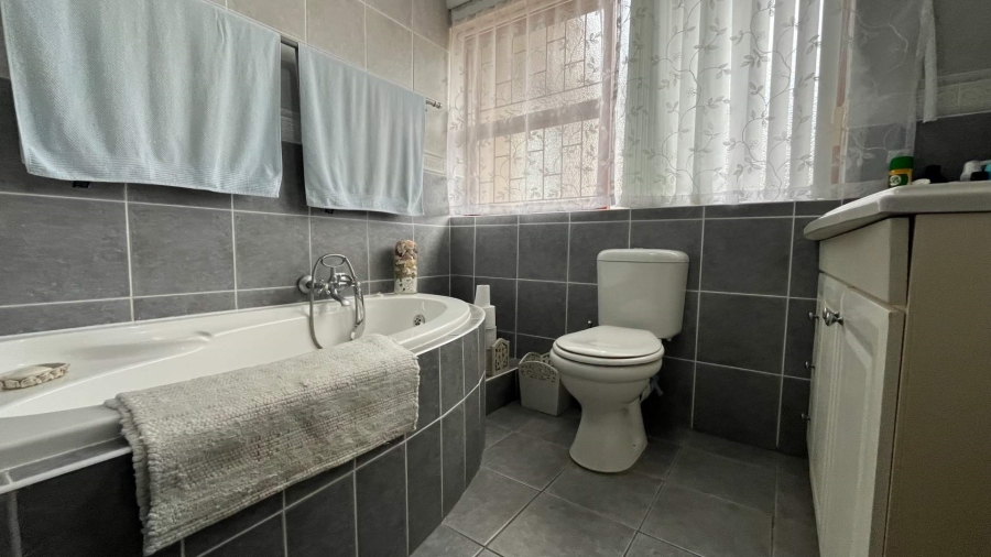4 Bedroom Property for Sale in Hartenbos Heuwels Western Cape